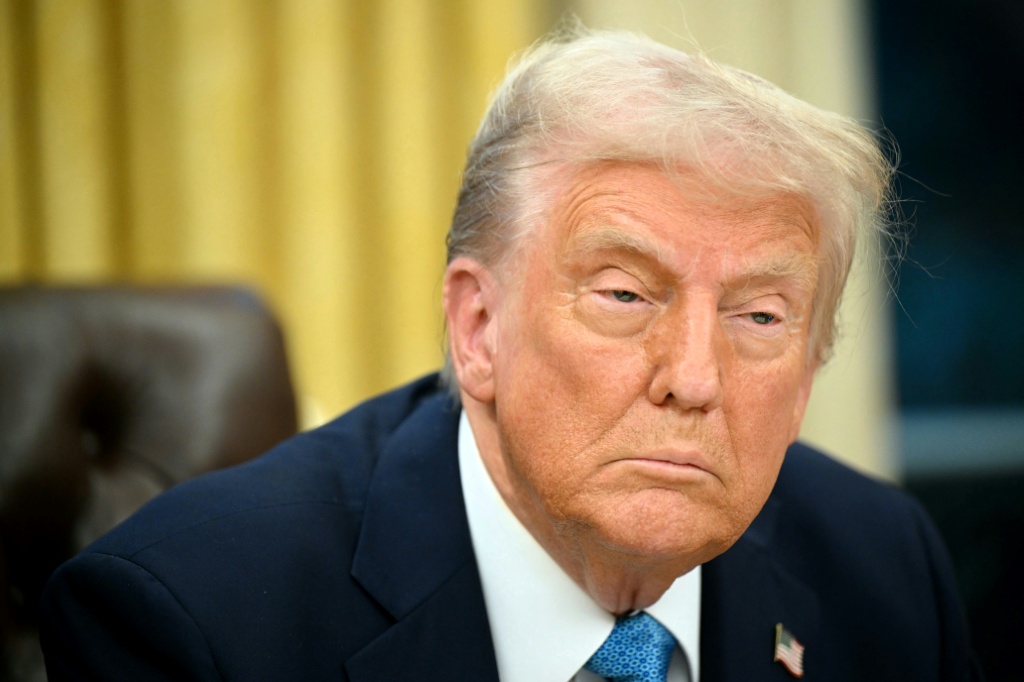 الرئيس الأميركي دونالد ترامب يتحدث إلى الصحافة بعد توقيع أمر تنفيذي في المكتب البيضاوي بالبيت الأبيض في واشنطن العاصمة في 31 كانون الثاني/يناير 2025 (أ ف ب)   