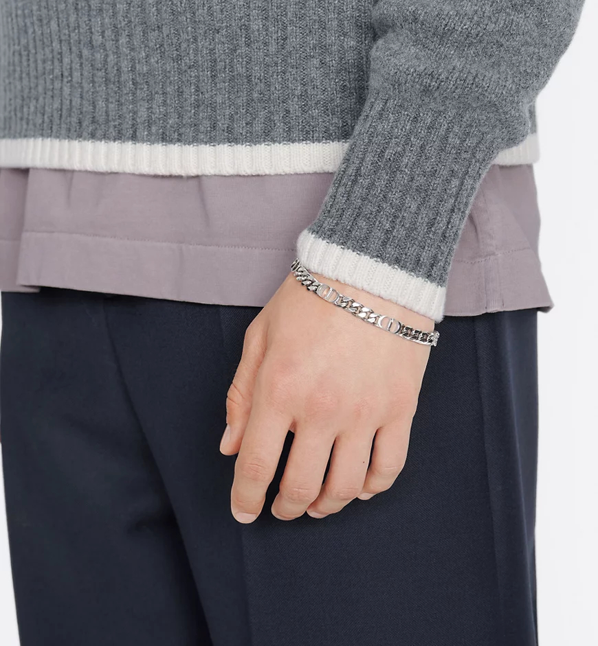 سوار بسيط وأنيق يمكن تنسيقه مع الساعات الرسمية - المصدر: Dior