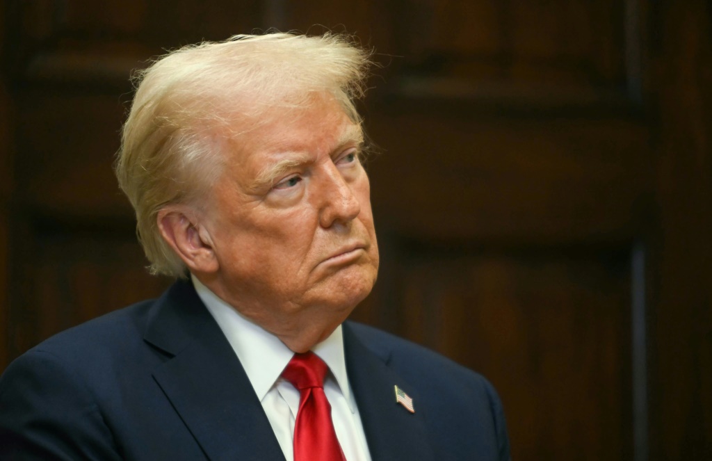 الرئيس الأميركي دونالد ترامب يتحدث في البيت الأبيض في 21 كانون الثاني/يناير 2025 في واشنطن العاصمة (أ ف ب)   
