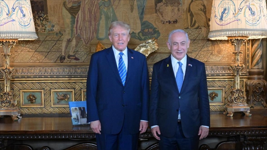 صورة مركبة لرئيس الوزراء الإسرائيلي بنيامين نتانياهو في 25 تموز/يوليو 2024 في البيت الأبيض، والرئيس الأميركي دونالد ترامب في 4 تشرين الثاني/نوفمبر 2024 في كارولاينا الشمالية (الاناضول)   