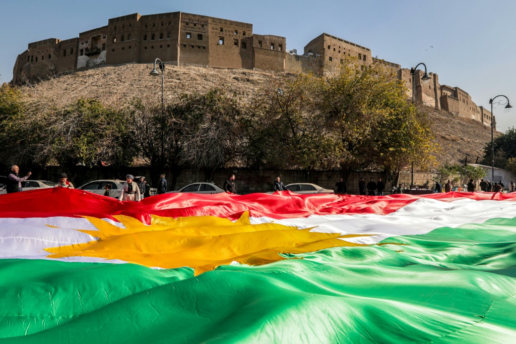 علم إقليم كردستان العراق أمام قلعة أربيل التاريخية في 17 كانون الأول/ديسمبر 2024 (أ ف ب)   