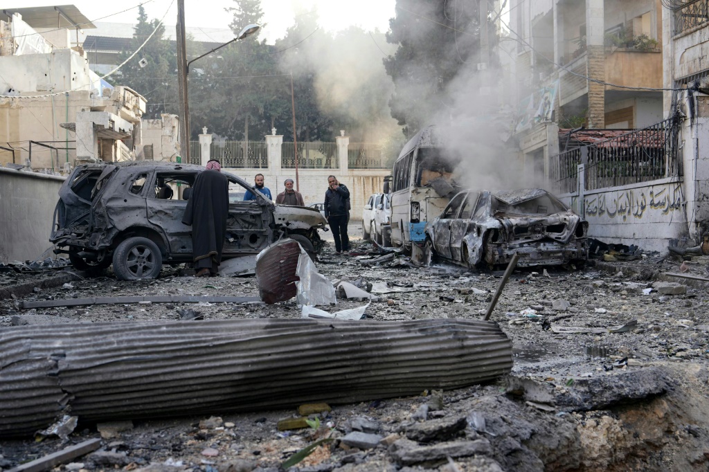 في وقت سابق الاثنين، أعلن الدفاع المدني السوري في بيان، ارتفاع عدد قتلى تفجير منبج من 15 إلى 17، فضلا عن 16 مصابا (أ ف ب)
