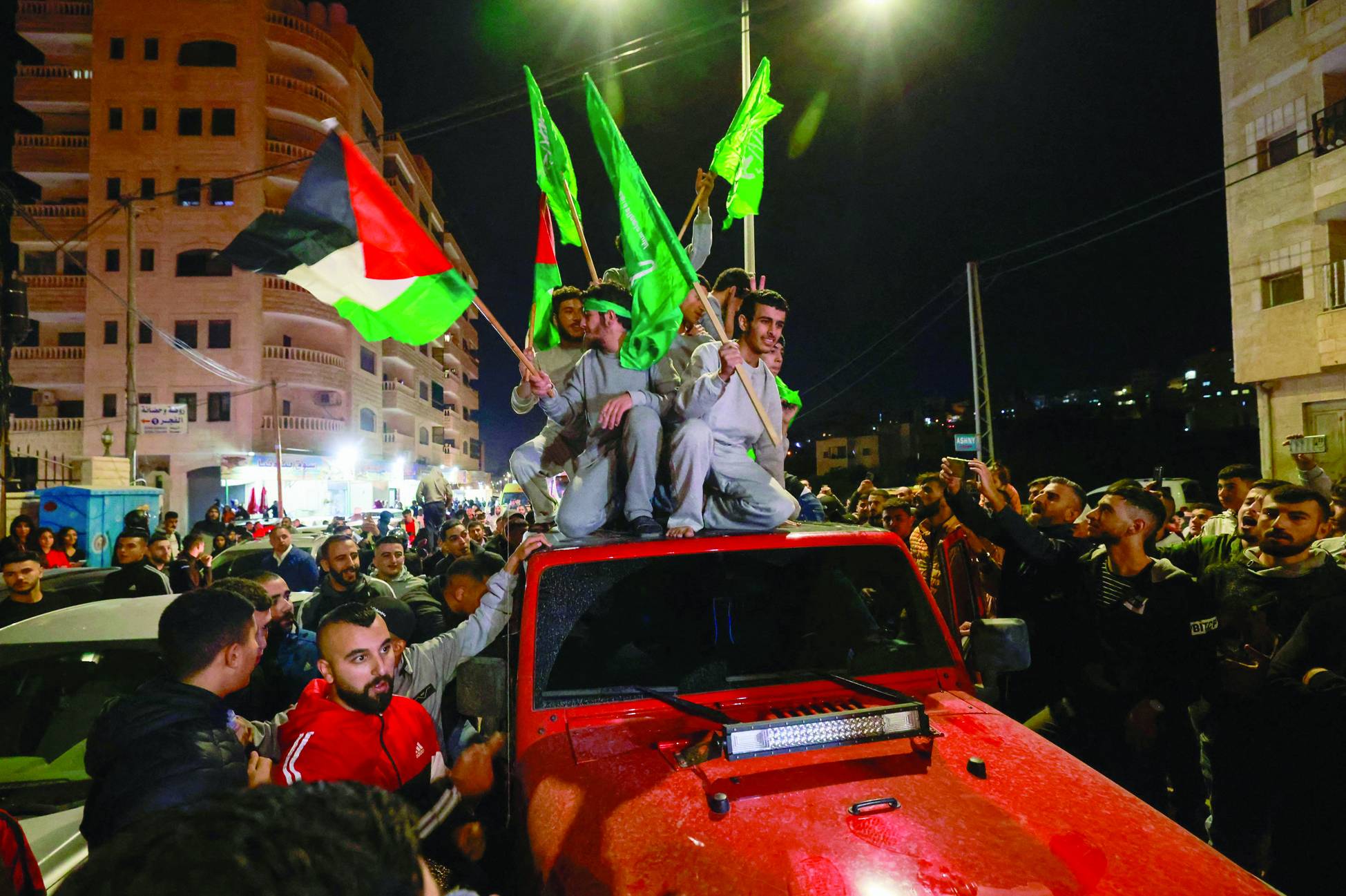 أسرى فلسطينيون بعد الإفراج عنهم من سجن عوفر الجمعة الماضية (أ.ف.ب)