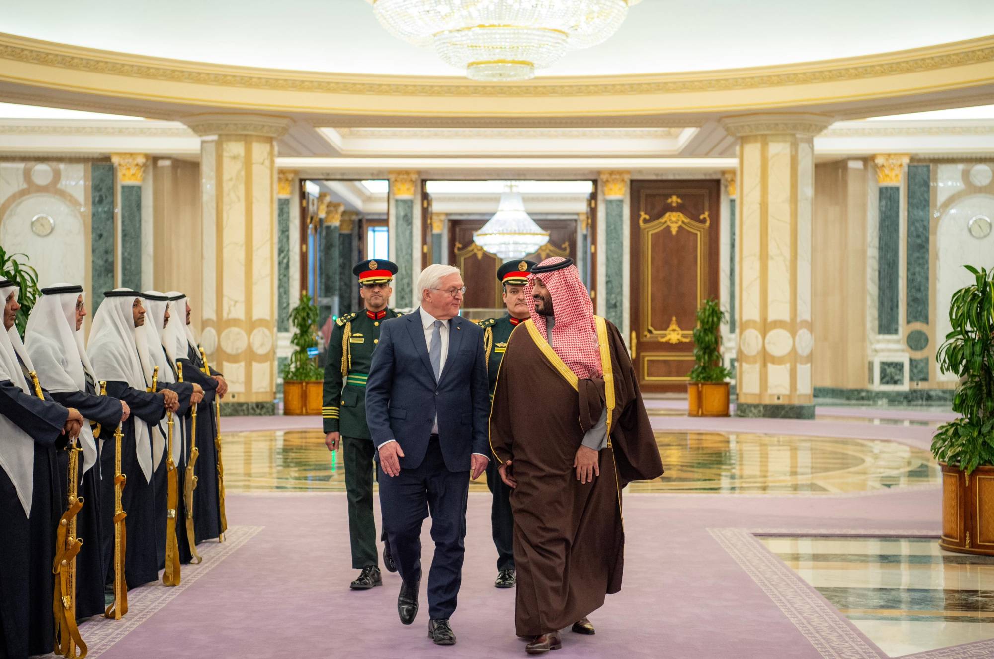 الأمير محمد بن سلمان مستقبلاً الرئيس فرانك فالتر شتاينماير بقصر اليمامة في الرياض الاثنين (واس)
