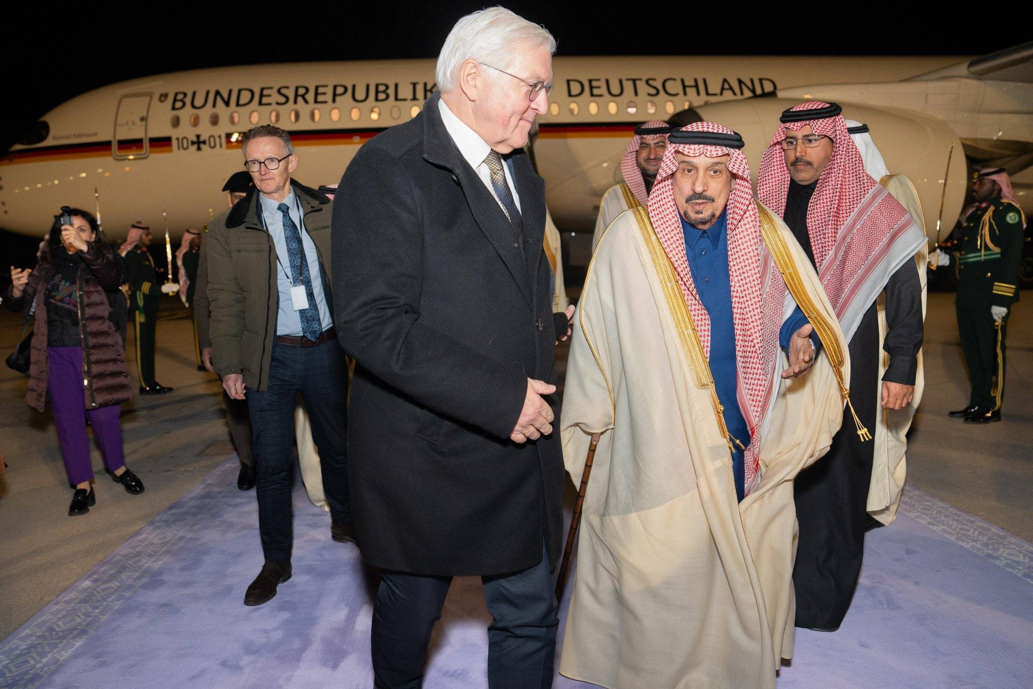 أمير الرياض لدى استقباله الرئيس الألماني في مطار الملك خالد الدولي الأحد (واس)