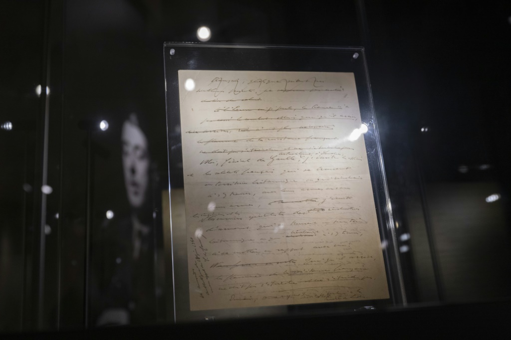    صورة التقطت في 6 كانون الأول/ديسمبر 2024 في مقر دار "آركوريال" للمزادات في باريس لإحدى صفحات مخطوطة نداء 18 حزيران/يونيو الذي اطلقه الجنرال شارل ديغول من لندن عام 1940 عبر مذياع هيئة الإذاعة البريطانية "بي بي سي" وحضّ فيه مواطنيه على المقاومة (أ ف ب)   