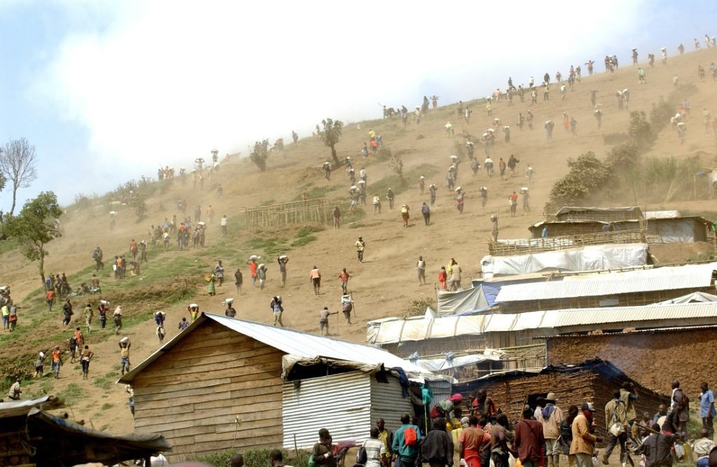    أشخاص يحملون أكياس الكولتان قرب روبايا على بعد حوالى 9 كيلومترات عن مدينة غوما في شرق جمهورية الكونغو الديموقراطية بتاريخ 28 أيار/مايو 2013 (أ ف ب)   