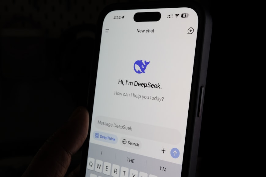 بعقوبات تصل إلى 20 عاما في السجن.. مشروع قانون أمريكي يجرّم تحميل DeepSeek! (أونسبلاش)
