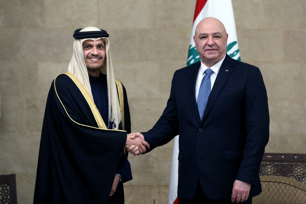 الرئيس اللبناني جوزاف عون مصافحا رئيس الوزراء القطري محمد بن عبد الرحمن آل ثاني في قصر بعبدا في الرابع من شباط/فبراير 2025 (أ ف ب)   