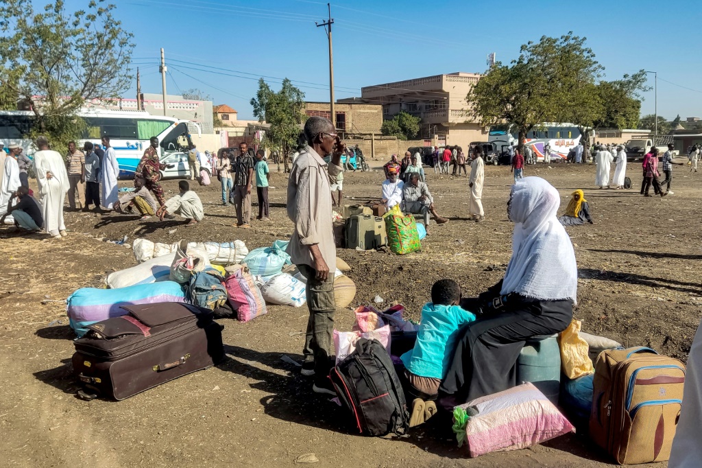 نازحون في مدينة القضارف شرق السودان ينتظرون حافلات تقلّهم إلى ود مدني في 3 شباط/فبراير 2025 (أ ف ب)   