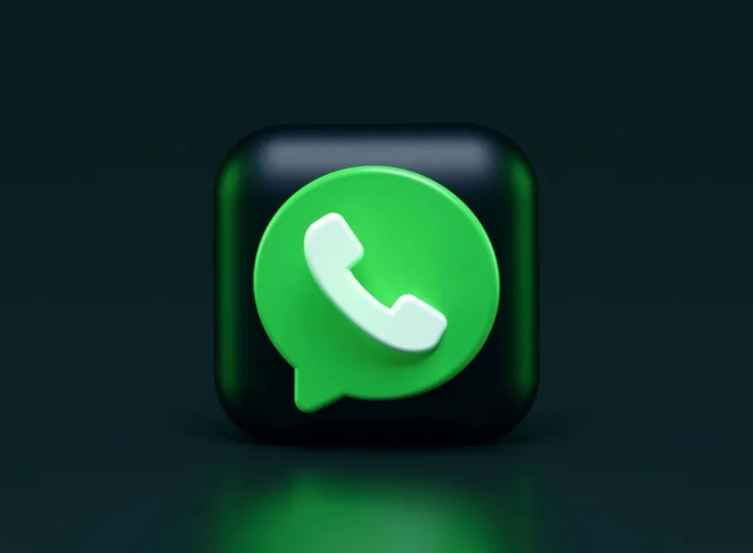 واتساب يتيح التفاعل بالصوت والصورة مع شات ChatGPT (أونسبلاش)