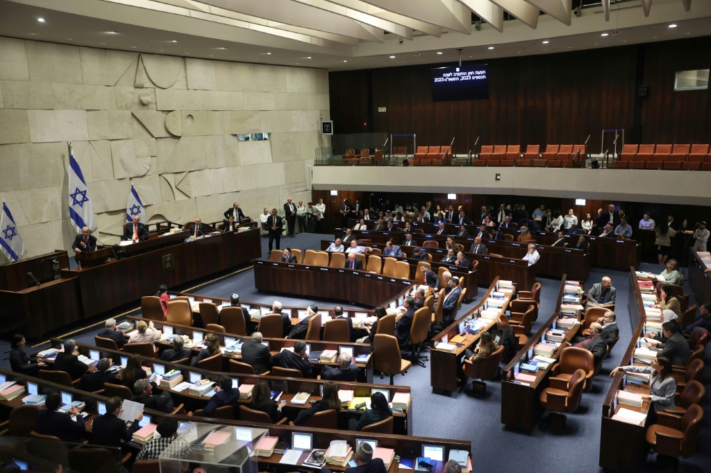 يتألف الكنيست الإسرائيلي من 120 مقعدا ويلزم الحصول على ثقة 61 نائبا على الأقل من أجل تشكيل حكومة (ا ف ب)