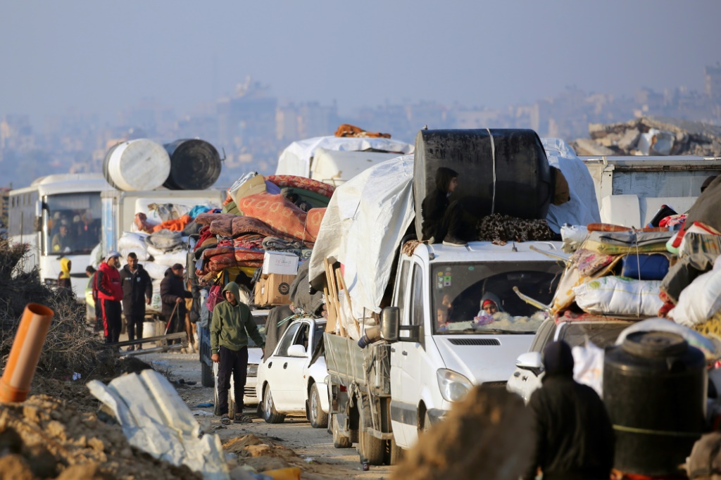 نازحون فلسطينيون في طريقهم إلى شمال غزة عبر مفترق نتساريم في التاسع من شباط/فبراير 2025 (أ ف ب)    