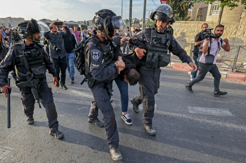 ذكر التقرير أنه حتى 19 يناير الماضي، بلغ عدد حالات الاعتقال في الضفة الغربية 14500 حالة، شملت 455 سيدة و1115 طفلا (ا ف ب)