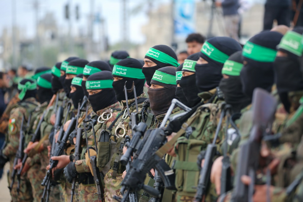 في هذه الساعات، حين يهدد ترامب حماس، وليس واضحاً ما هو معنى التهديد ومدى تأثيره، يبدو أنه يعرض مخطوفينا الذين يذوون في الأنفاق أكثر مما يعرض مخرب حماس للخطر (أ ف ب)