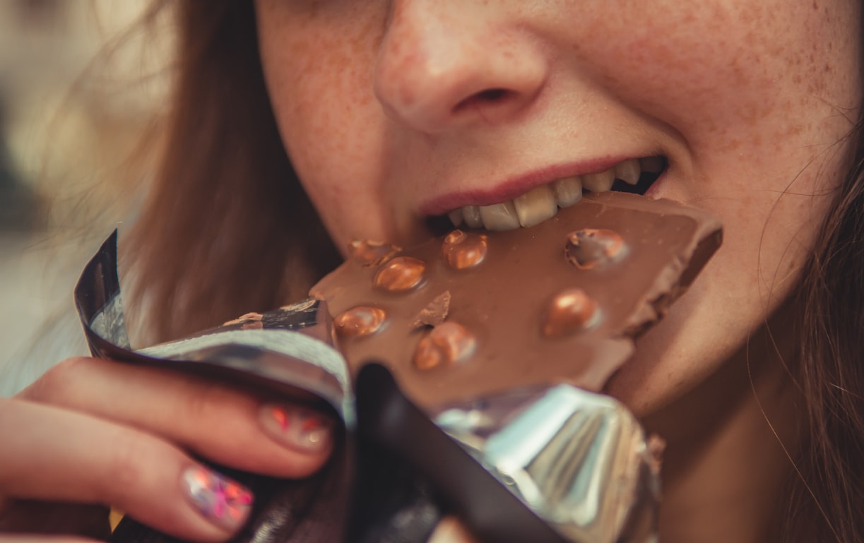 اكتشاف علاقة بين الاكتئاب والرغبة في تناول الحلويات (أونسبلاش)