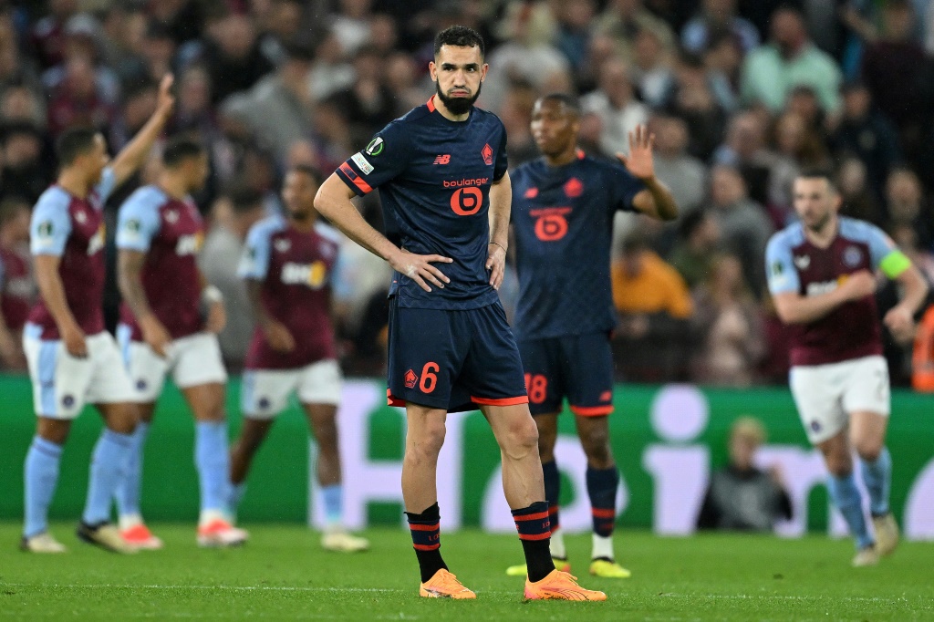 لاعب الوسط الدولي الجزائري لنادي ليل الفرنسي نبيل بن طالب خلال ذهاب ربع نهائي مسابقة الدوري الاوروبي "يوروبا ليغ" ضد أستون فيلا الانكليزي في برمنغهام في 11 نيسان/أبريل 2024 (أ ف ب)   