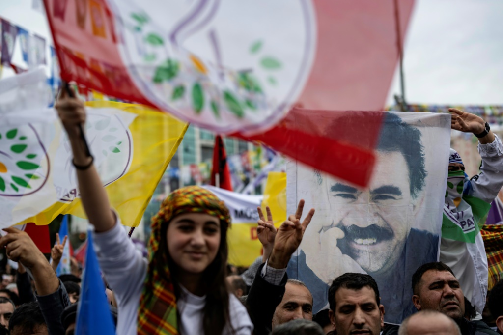من المقرر أن يقوم وفد من حزب الديمقراطية الشعبية المؤيد للأكراد في تركيا بزيارة زعيم حزب العمال الكردستاني المسجون عبد الله أوجلان، الذي يقضي عقوبة السجن مدى الحياة في جزيرة سجن قبالة إسطنبول. (أ ف ب)  