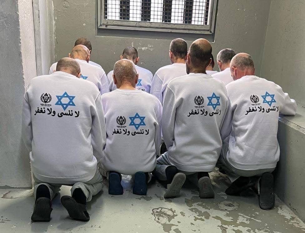 تم التقاط صور لهؤلاء الأسرى الفلسطينيين بهذه الملابس بشكل مهين بعدما تم إجبارهم على الجثو على ركبهم وإنزال رؤوسهم للأسفل (فيسبوك)