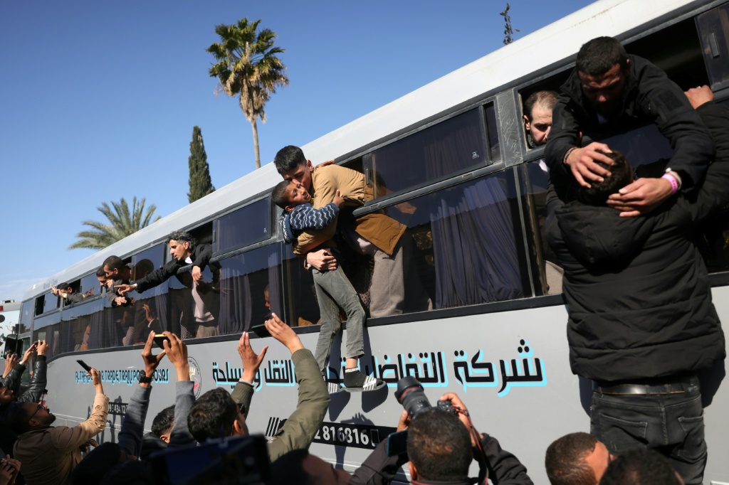 معتقلون فلسطينيون تم الافراج عنهم في اطار سادس عملية تبادل مع اسرائيل لدى وصولهم الى المستشفى الاوروبي في خان يونس بقطاع غزة في 15 شباط/فبراير 2025 (أ ف ب)   