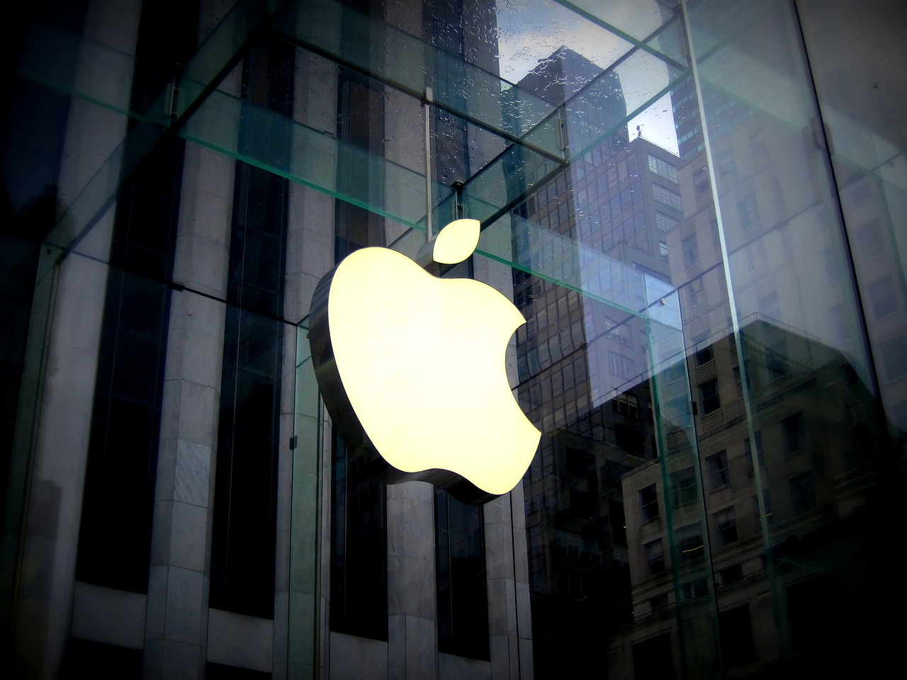 شكوى قضائية ضد آبل في فرنسا بتهمة التجسس على محادثات مستخدمي Siri (بيكسابي)