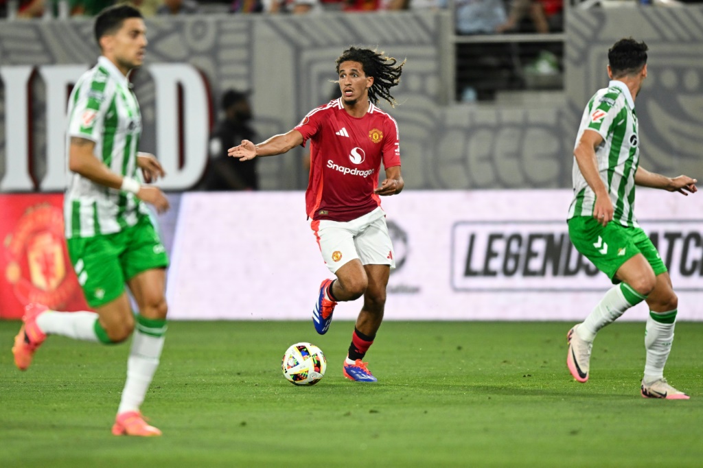 لاعب وسط بيرنلي الانكليزي التونسي حنبعل المجبري (وسط) في لقطة له عندما كان يلعب في صفوف مانشستر يونايتد.31 تموز/يوليو 2024 (أ ف ب)   