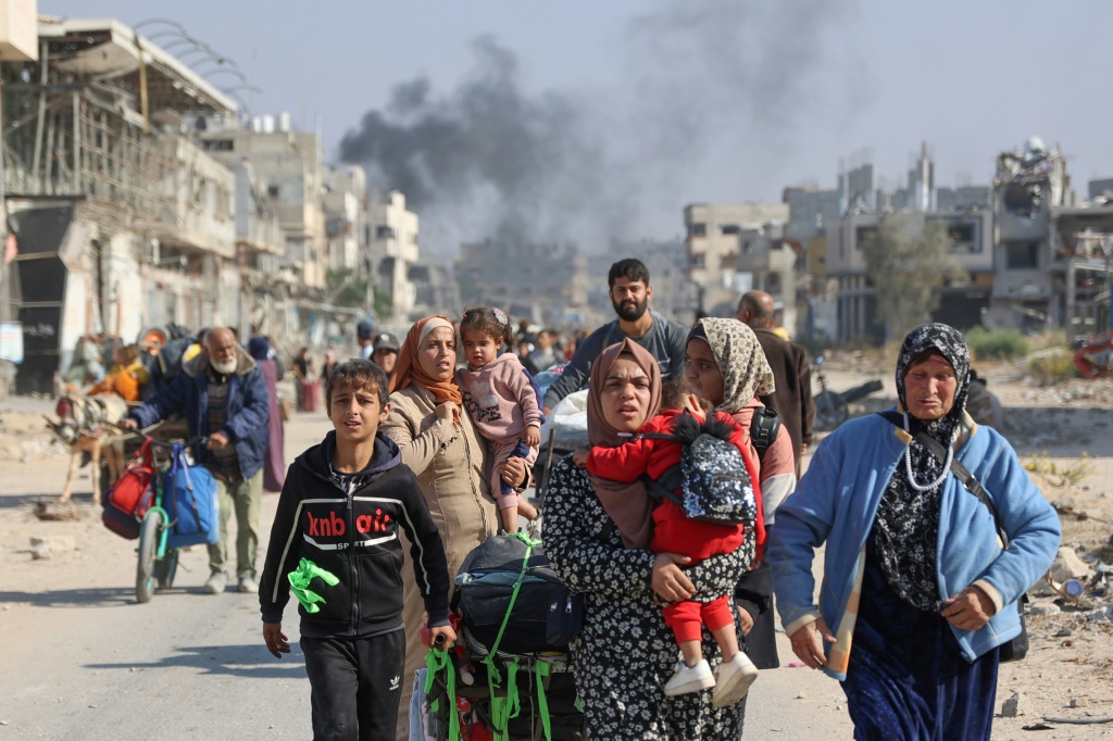 يشدد المقال على أن الفلسطينيين متحدون رغم محاولات الاحتلال تفريقهم، مشيرا إلى تنامي الحركات المناهضة للاستعمار عالميا (ا ف ب)