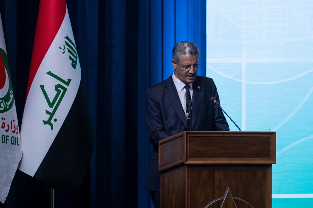 وزير النفط العراقي حيان عبد الغني في مقر وزارته في بغداد في 11 أيار/مايو 2024 (ا ف ب)   