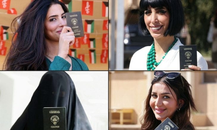 كويتيات يعرضن جوازات سفرهن عند وصولهن للتصويت في انتخابات برلمانية في مدينة الكويت في 4 أبريل 2024(ا ف ب)