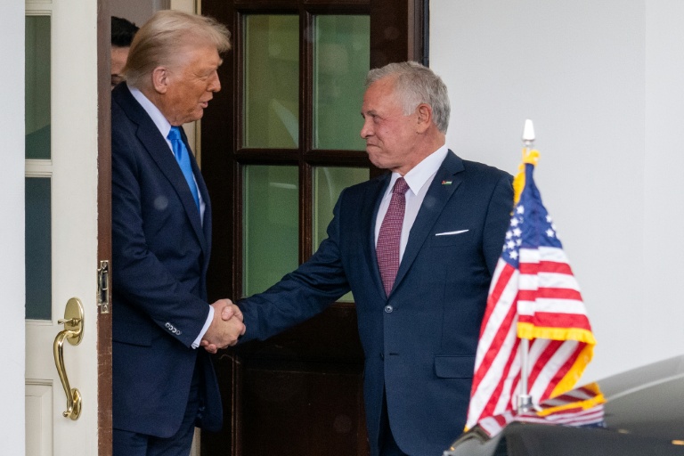 الرئيس الاميركي دونالد ترامب مصافحا العاهل الاردني عبدالله الثاني اثر اجتماعهما في المكتب البيضوي في البيت الابيض في 11 شباط/فبراير 2025 (أ ف ب)