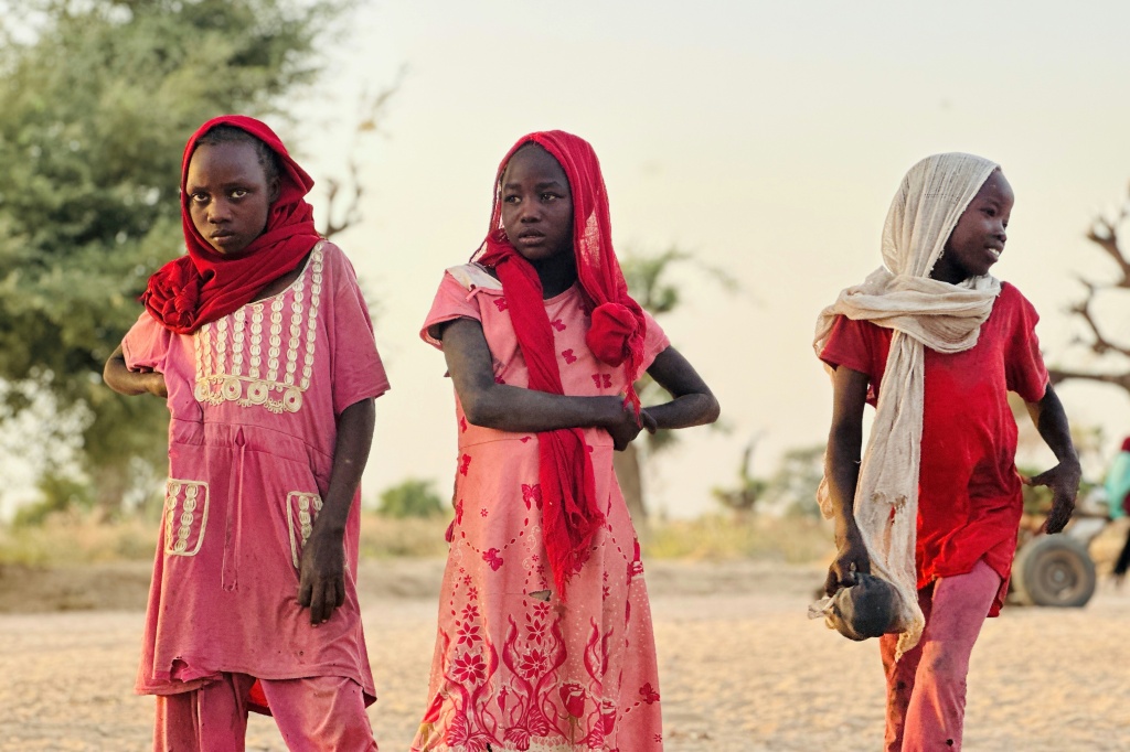 فتيات في مخيم زمزم للنازحين في إقليم دارفور بغرب السودان في صورة مؤرخة 14 شباط/فبراير 2025 (أ ف ب)   
