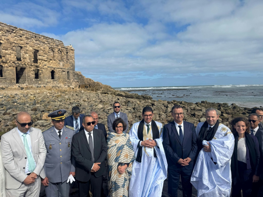صورة نشرتها وزارة الشباب والثقافة والاتصال المغربية في 17 شباط/فبراير 2025، تظهر وزير الشباب والثقافة والاتصال المغربي محمد مهدي بنسعيد (وسط اليمين) ووزيرة الثقافة الفرنسية رشيدة داتي (وسط اليسار) أثناء زيارة لطرفاية في جنوب المغرب (أ ف ب)   