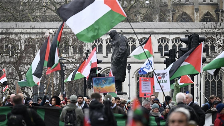 لندن.. مؤيدون لفلسطين يحتجون على انحياز (بي بي سي) لإسرائيل (الأناضول)