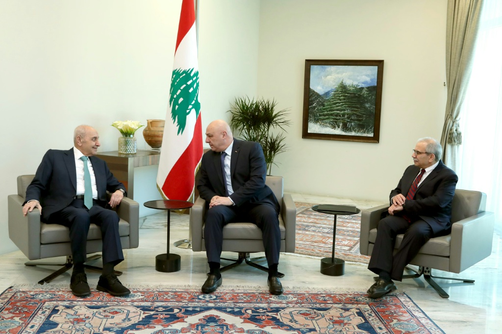 الرئيس اللبناني العماد جوزاف عون، ونبيه بري رئيس مجلس النواب، والدكتور نواف سلام رئيس مجلس الوزراء (أ ف ب)
