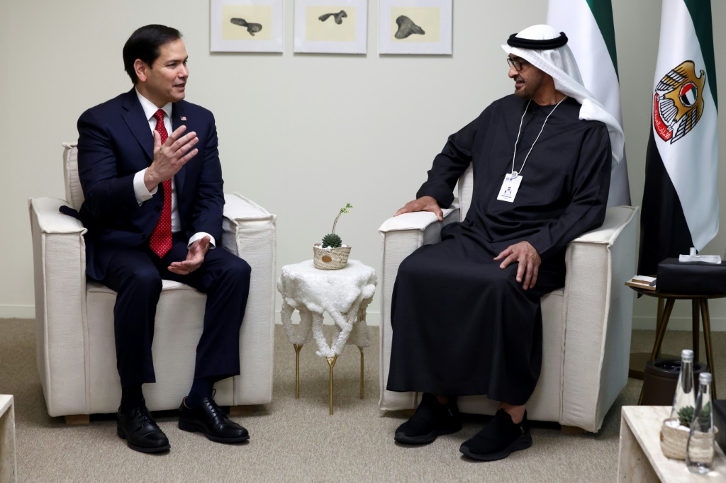 وزير الخارجية الأميركي ماركو روبيو خلال لقائه الرئيس الإماراتي الشيخ محمد بن زايد آل نهيان في مركز أبوظبي الوطني للمعارض، في 19 شباط/فبراير 2025 (أ ف ب)   