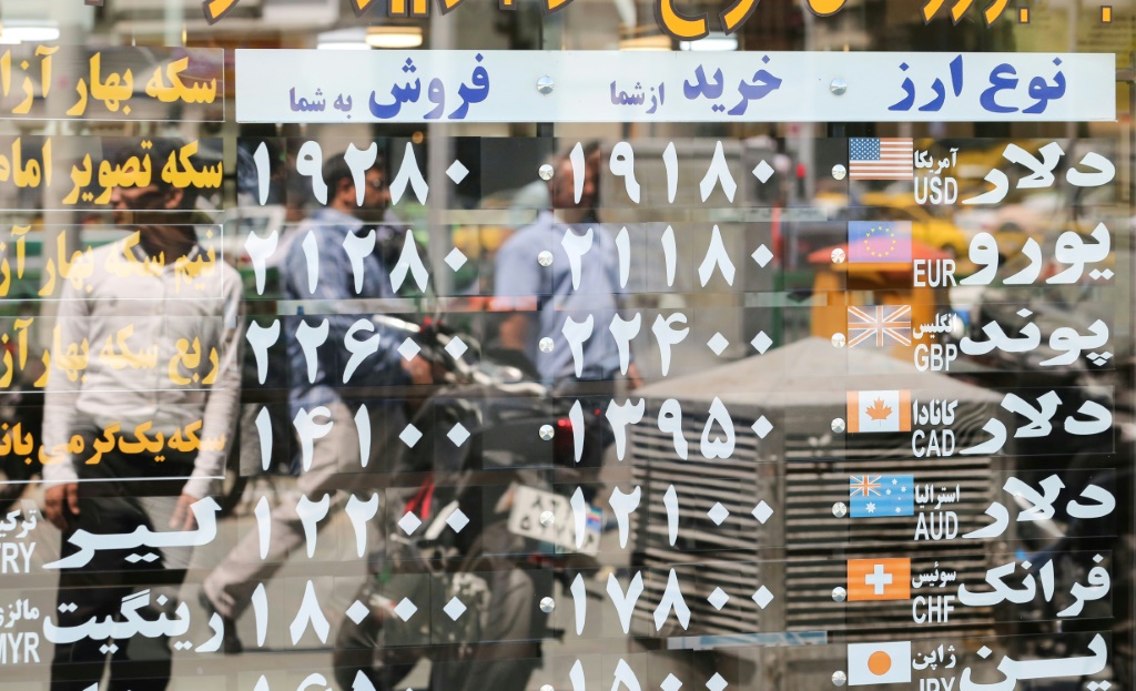    سعر صرف الريال الإيراني مقابل عملات أجنبية في أحد مكاتب الصيرفة في طهران في 22 حزيران/يونيو 2020 (أ ف ب)   