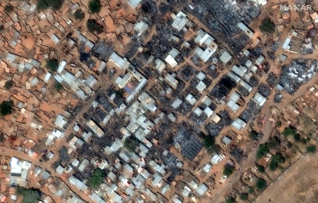 صورة عبر الأقمار الاصطناعية التقطتها شركة ماكسار تكنولوجيز في 13 شباط/فبراير 2025 وتظهر أضرارا جسيمة عند مدخل مخيم زمزم قرب الفاشر عاصمة شمال دارفور في غرب السودان (أ ف ب)   