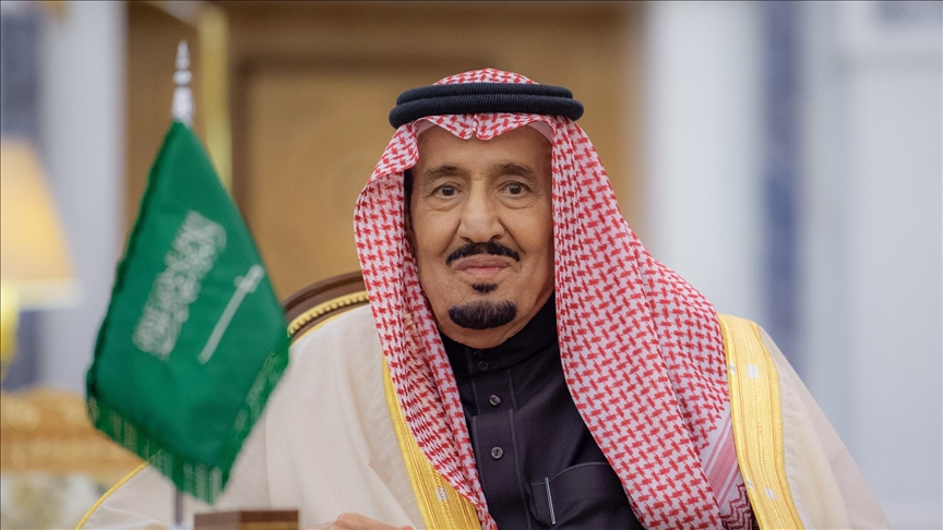 الملك سلمان يعتمد رمز عملة الريال السعودي (الأناضول)