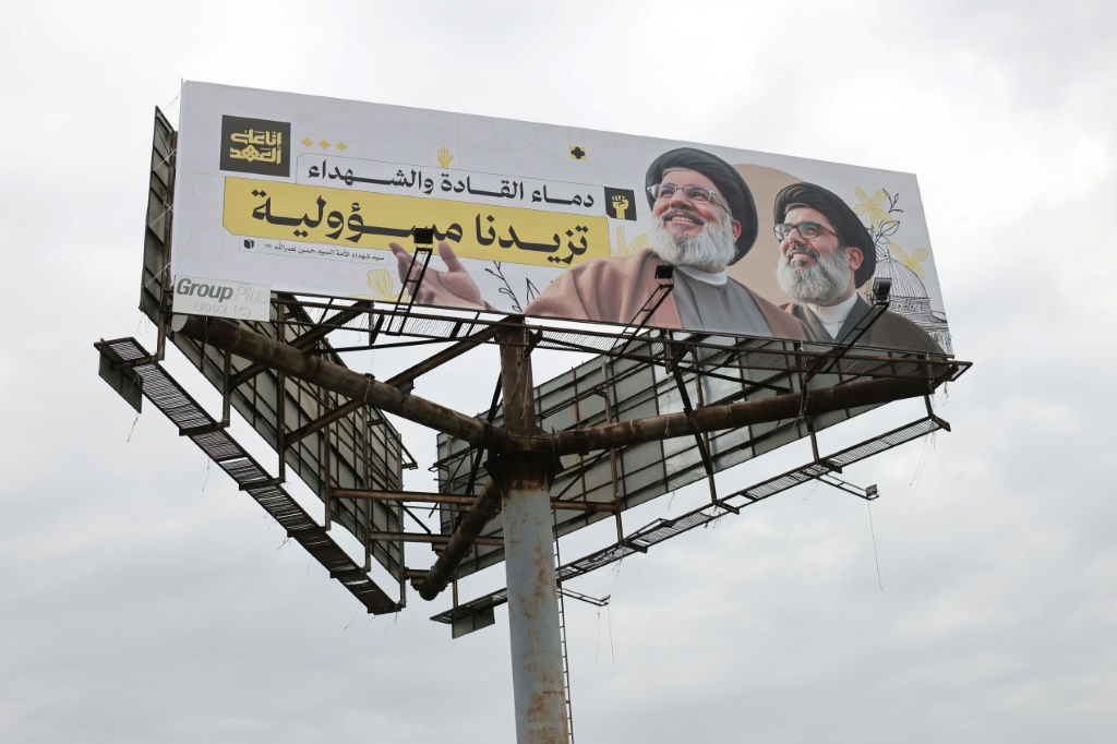 صورة للأمين العام لحزب الله حسن نصرالله وخلفه هاشم صفي الدين في الضاحية الجنوبية لبيروت في 19 شباط/فبراير 2025 قبل أيام من تشييعهما (ا ف ب)   