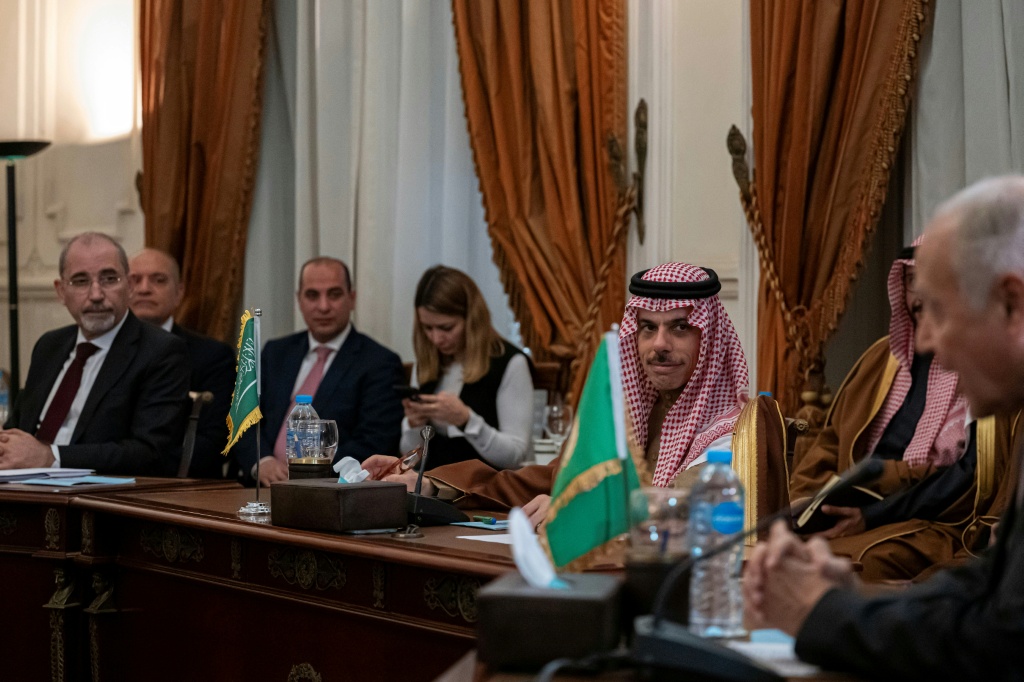    وزير الخارجية الأردني أيمن الصفدي (يسار) ووزير الخارجية السعودي فيصل بن فرحان (يمين) خلال اجتماع مع وزراء من مصر وقطر والإمارات العربية المتحدثة لمناقشة خطة الرئيس الأميركي دونالد ترامب لقطاع غزة، في الأول من شباط/فبراير 2025 في القاهرة (أ ف ب)   