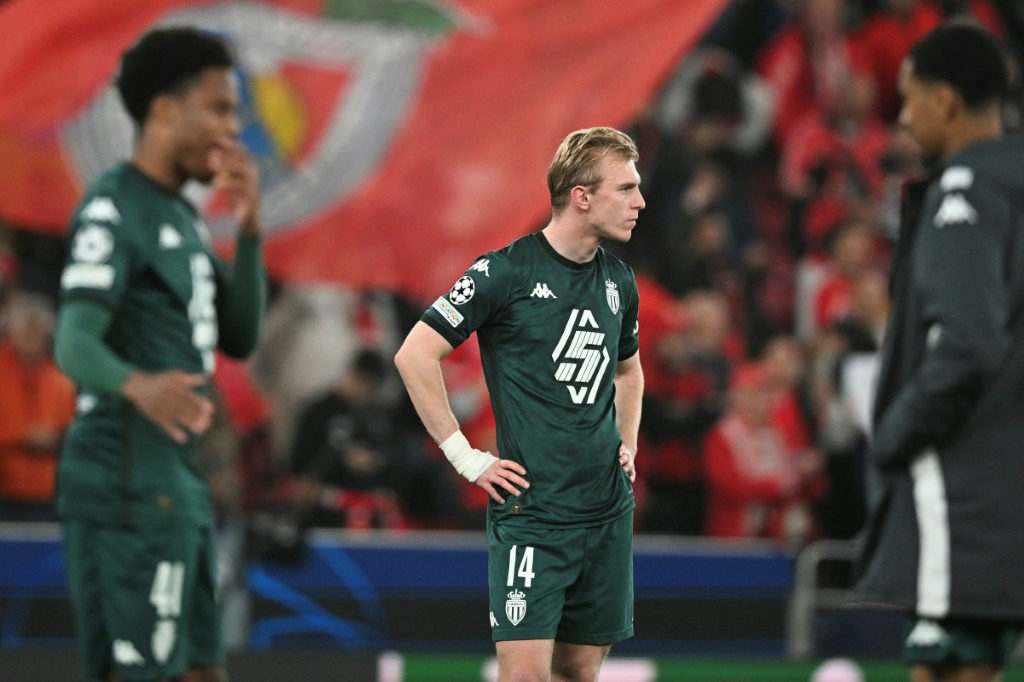    الدنماركي ميكا بيريث لاعب موناكو الفرنسي في مواجهة بنفيكا البرتغالي ضمن إياب ملحق ثمن نهائي دوري أبطال أوروبا لكرة القدم. لشبونة، في 18 شباط/فبراير 2025 (أ ف ب)   