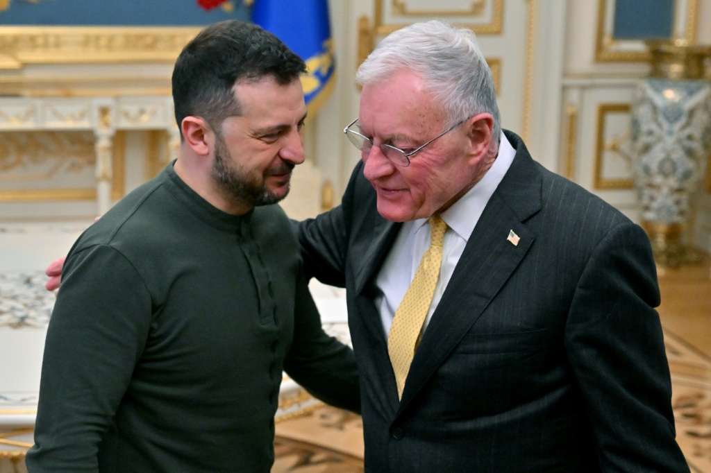الرئيس الأوكراني فولوديمير زيلينسكي (الى اليسار) مستقبلا مبعوث الرئيس الأميركي الى موسكو وكييف كيث كيلوغ في 20 شباط/فبراير 2025 (أ ف ب)   