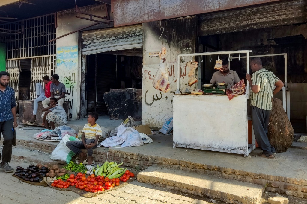 الباعة يعودون إلى سوق في ود مدني في السودان بعد سيطرة الجيش عليها في صورة مؤرخة 20 شباط/فبراير 2025 (أ ف ب)   