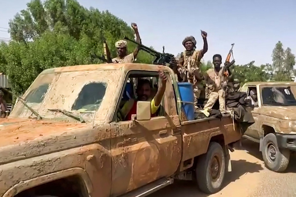 كان وزير الخارجية السوداني، علي يوسف، قد بعث برسالة خطية إلى الاتحاد الأفريقي، الأسبوع الماضي، تفيد بأن الجيش السوداني والقوات المتحالفة معه قد بسطوا سيطرتهم على مختلف أنحاء البلاد (أ ف ب)