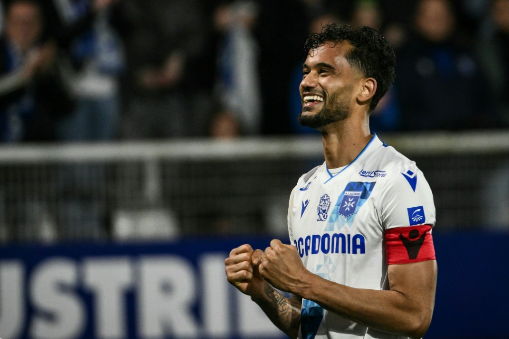المدافع البرازيلي لاوكسير جوبال جونيور يحتفل بثنائيته في مرمى مرسيليا (3-0) في الدوري الفرنسي في أوكسير في 22 شباط/فبراير 2025 (أ ف ب)   