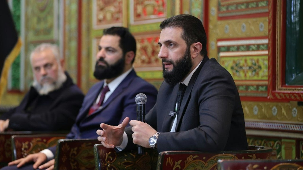 صورة نشرتها الرئاسة السورية في 16 شباط/فبراير 2025 تظهر الرئيس السوري الانتقالي أحمد الشرع وهو يحضر اجتماعا مع مسؤولين وقادة محليين في مدينة طرطوس الساحلية غرب البلاد (ا ف ب)   
