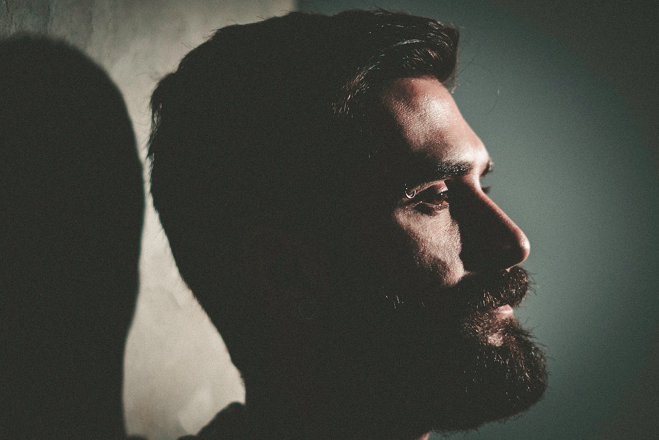 أسباب ظهور بثور اللحية.. وكيف تتخلص منها نهائيًا؟ (الرجل)