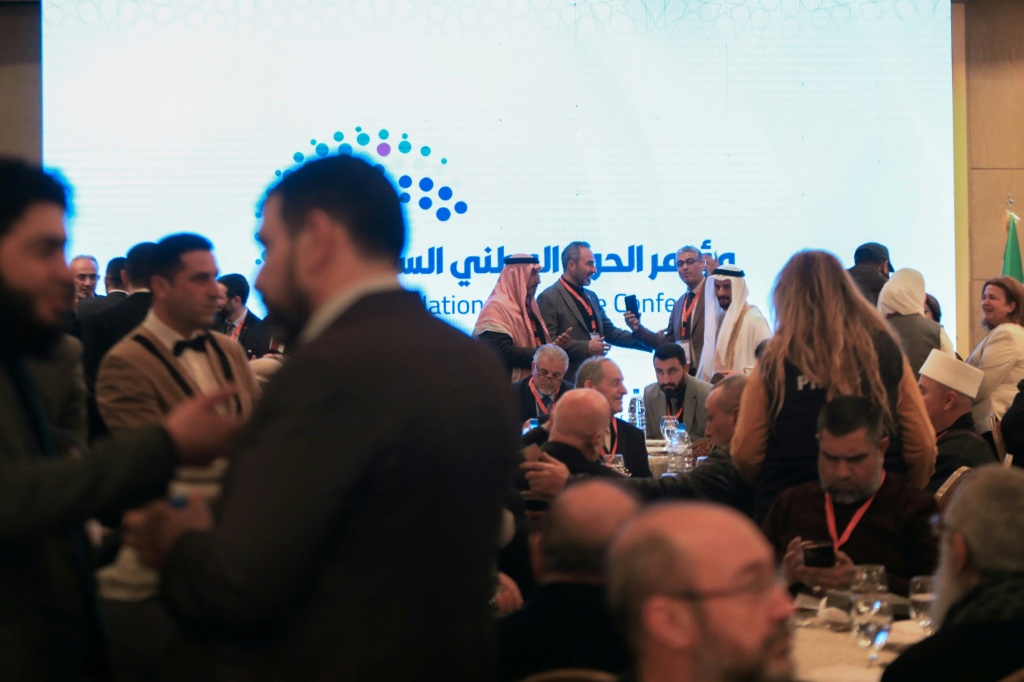 ممثلون عن أطياف المجتمع السوري يشاركون في فعاليات مؤتمر الحوار الوطني في دمشق في 24 شباط/فبراير 2025 (أ ف ب)   