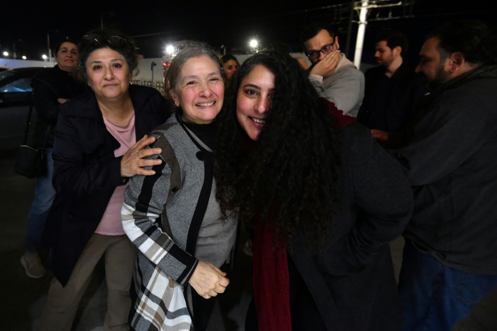 الناشطة التونسية البارزة في مجال حقوق الإنسان سهام بن سدرين (وسط الصورة) محاطة بعائلتها وأصدقائها بعد إطلاق سراحها من السجن في منوبة بضواحي العاصمة تونس في 19 شباط/فبراير 2025 (أ ف ب)   