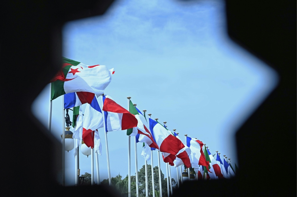 قالت الصحيفة الفرنسية إن الإجابة على هذا السؤال تعني بطبيعة الحال الوقوع في الفخ الذي نصبته الجزائر لباريس منذ الاستقلال (أ ف ب)